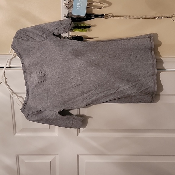 ☀️ Hollister gray top. Size medium - Picture 3 of 6